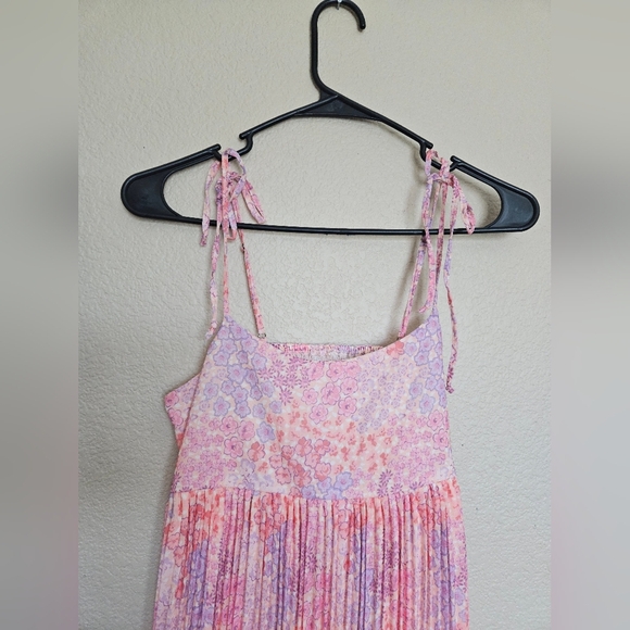 Coco + JaimesonPrinted Sunburst Pleated Maxi Dress - Picture 3 of 11